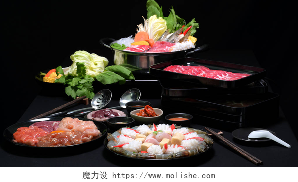 黑色背景上的日式火锅火锅、鲜切肉、海味食品、黑背景蔬菜、日式火锅 
